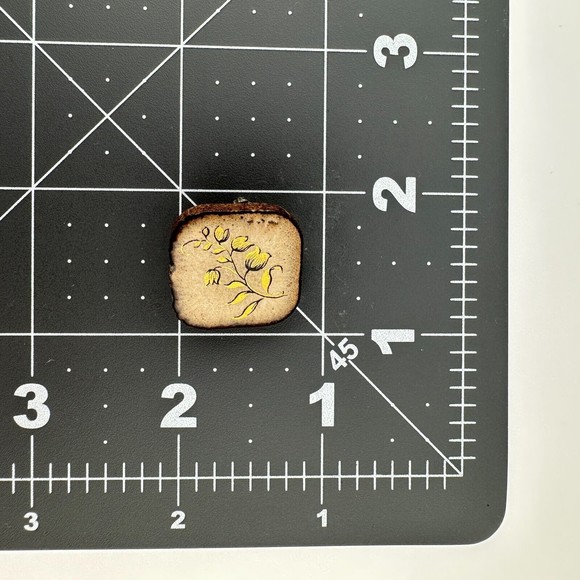 Ceramic Small Brooch Hand-Painted Bell Flowers in Gold and Black Glazed VTG Tan - Picture 8 of 8